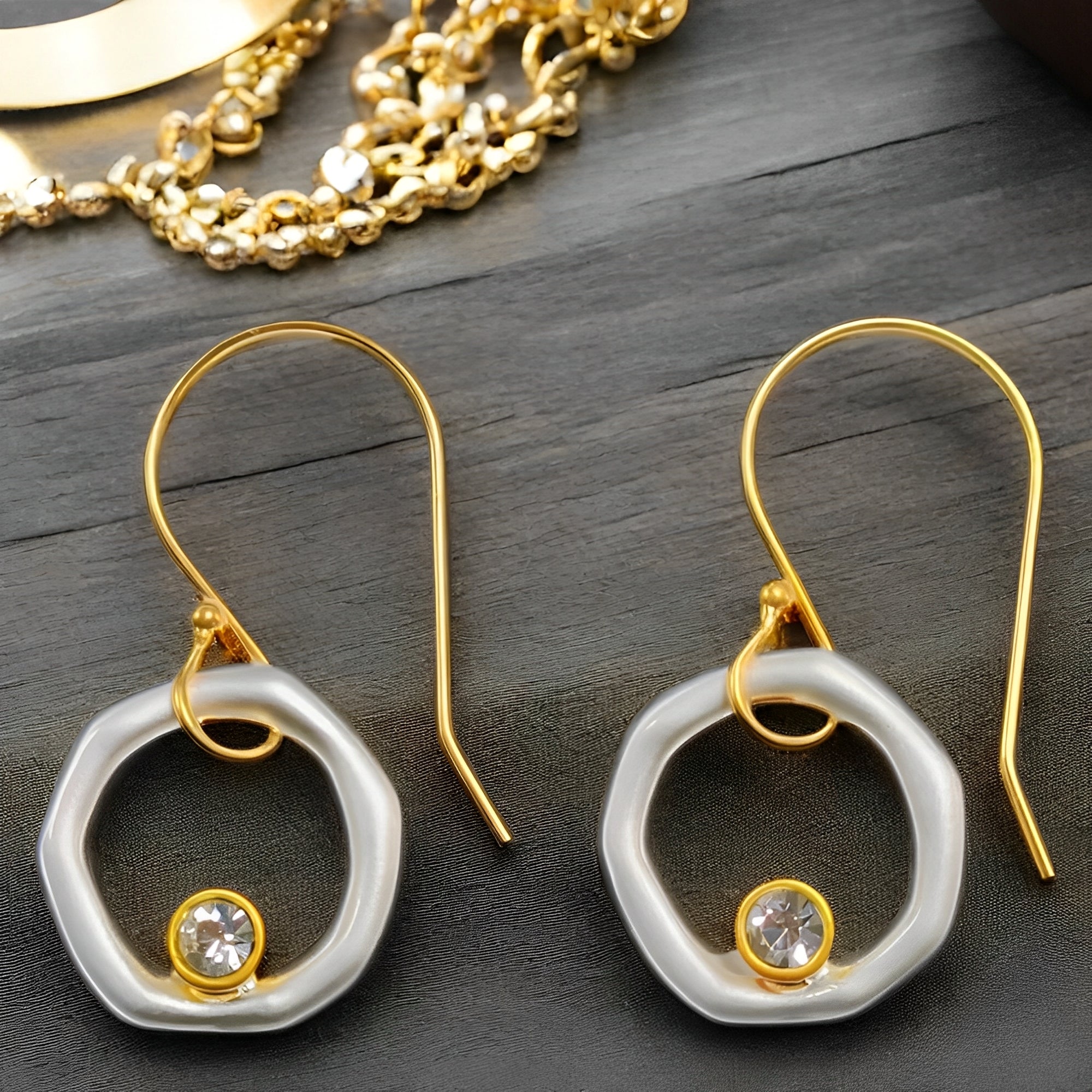 Isolde – Vintage-Ohrringe aus Zirkon mit Gold- und Silberdetail