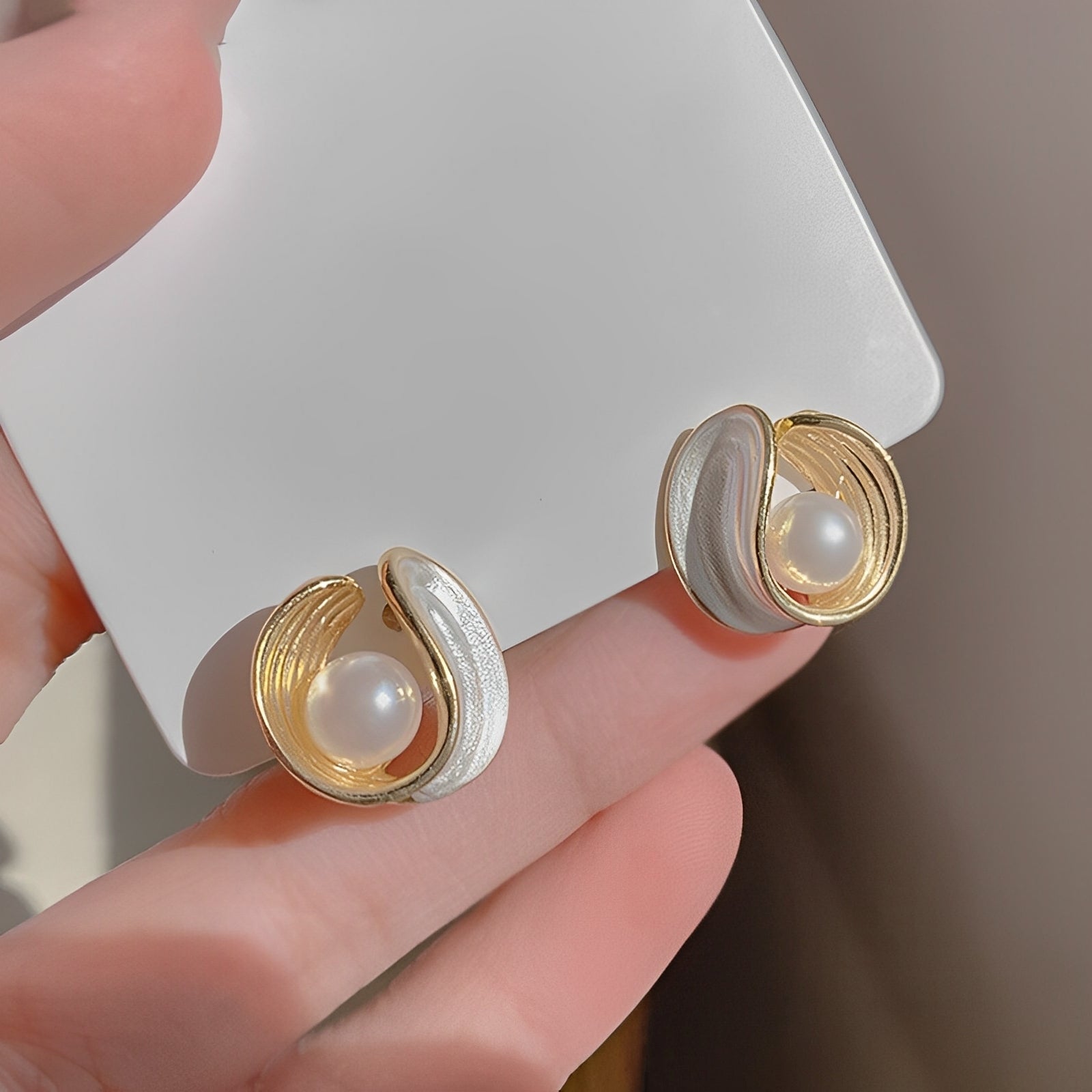 Aimee – Luxus-Ohrringe mit Weißem Opal und Perlen in Gold
