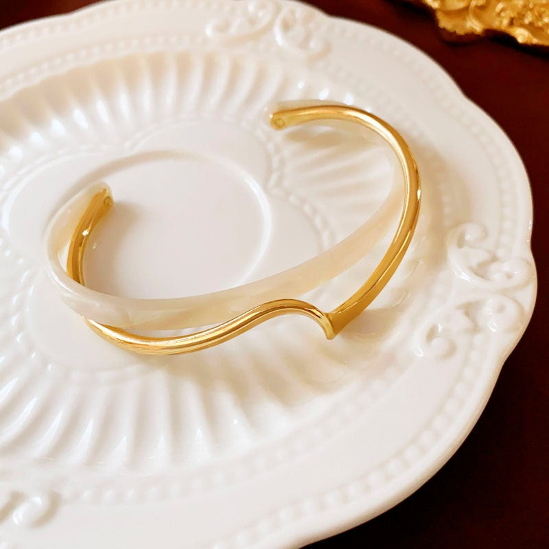 Ophelia – Elegantes Goldarmband mit Weißem Opal