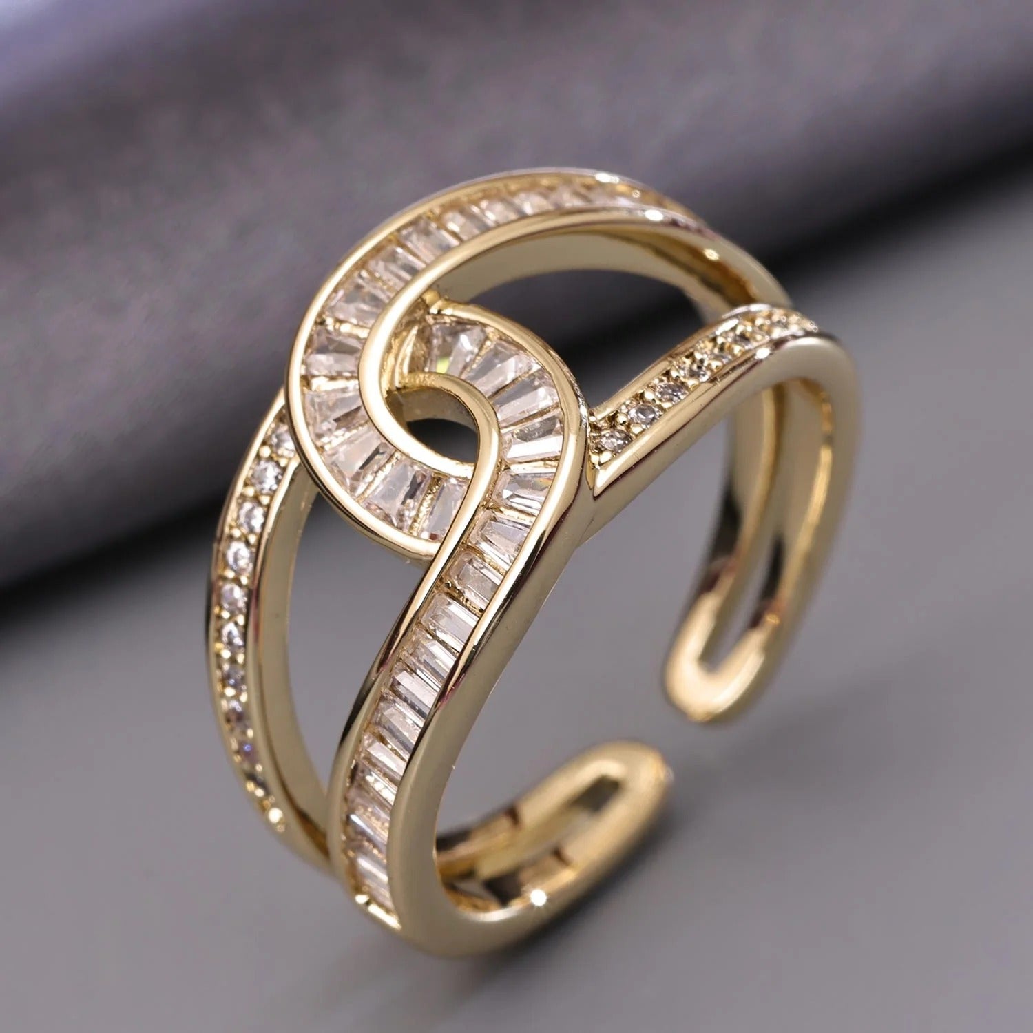 Noa – Eleganter Ring mit Goldener Schleife