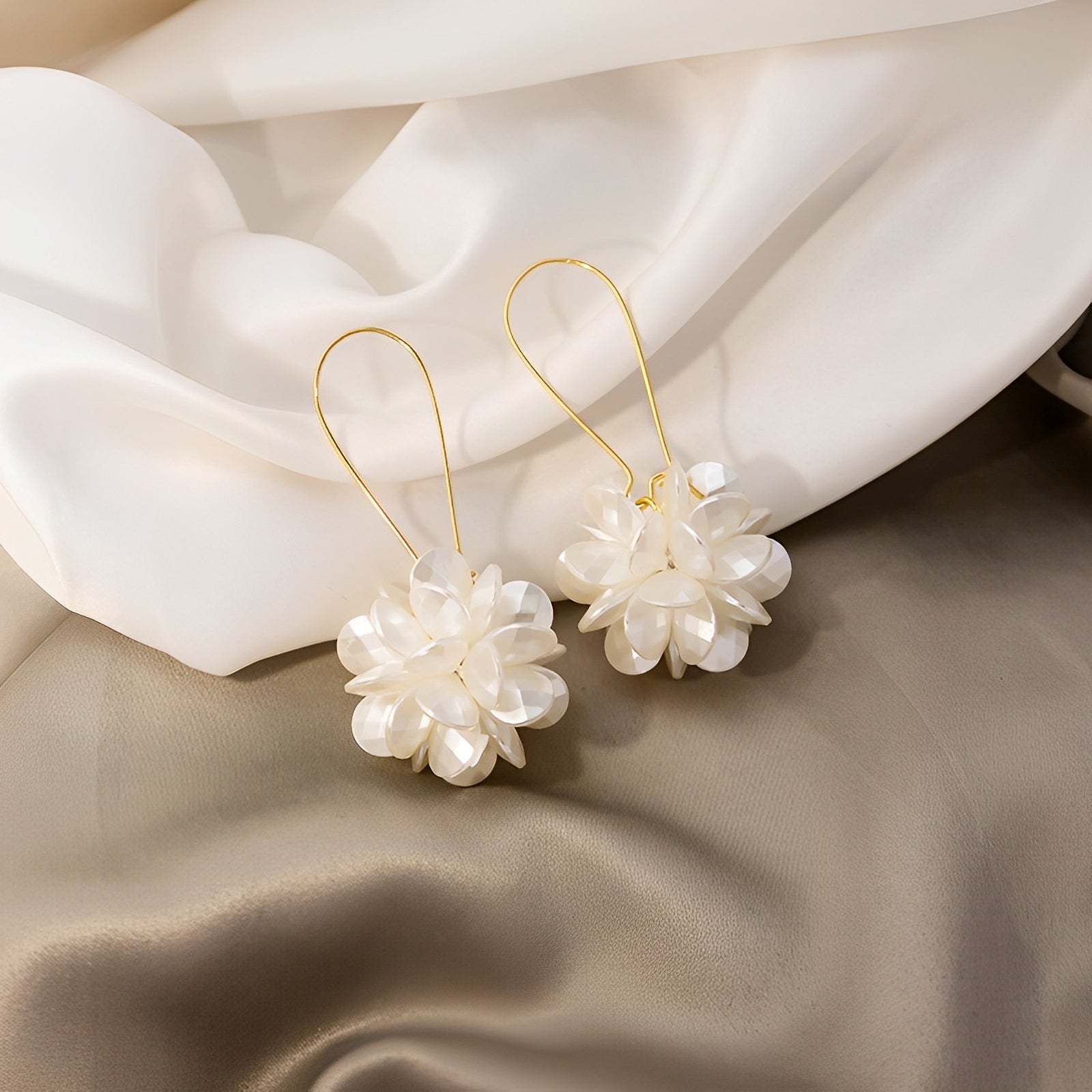 Florina – Weiße Blumenohrringe mit Natürlichem Charme