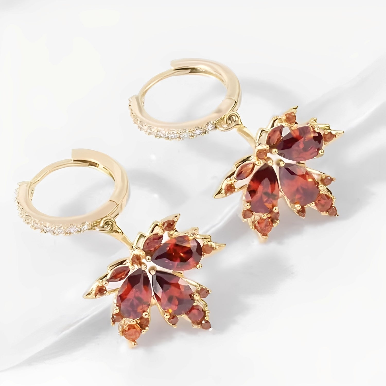 Regine – Goldenes Blatt Ohrringe mit Zirkonium