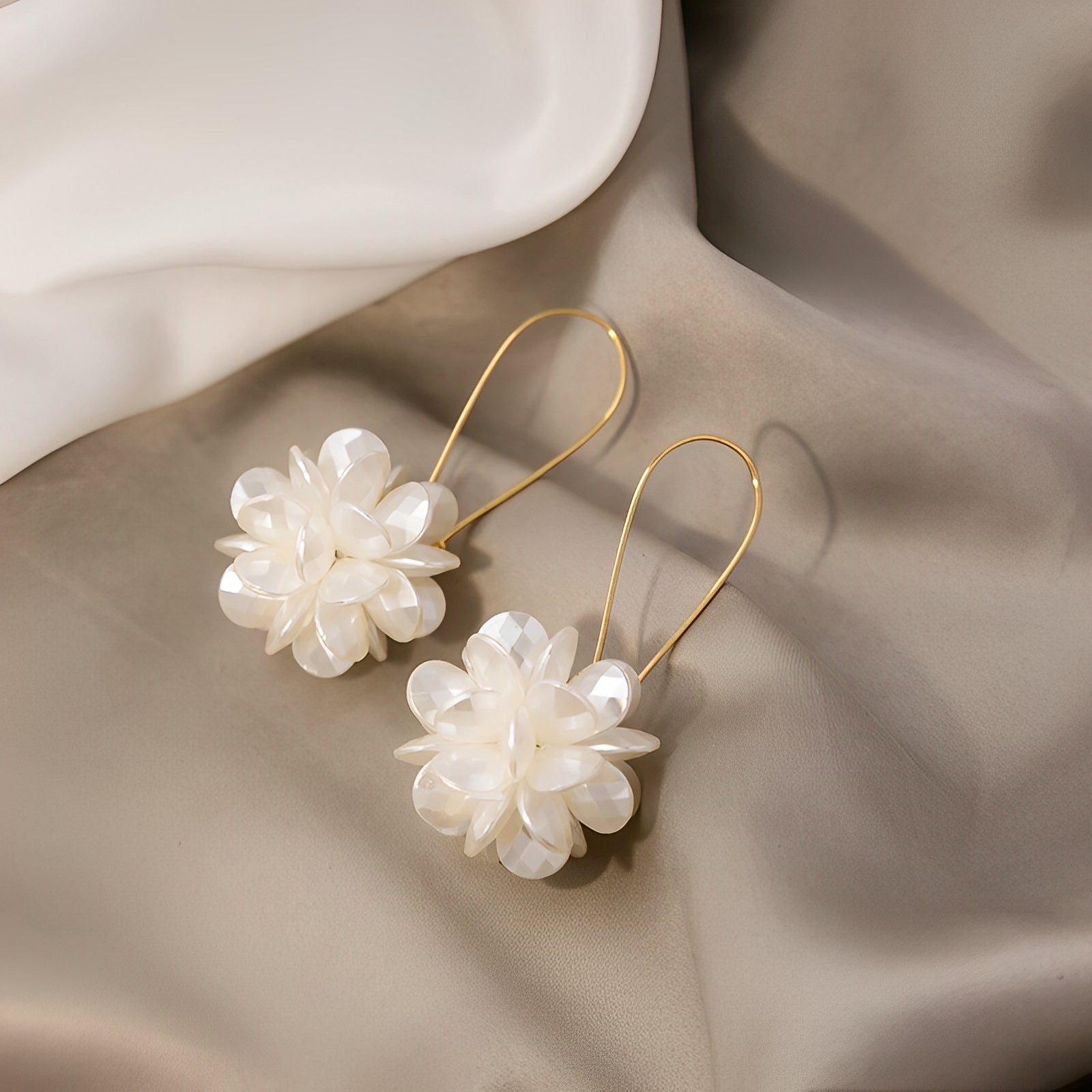 Florina – Weiße Blumenohrringe mit Natürlichem Charme