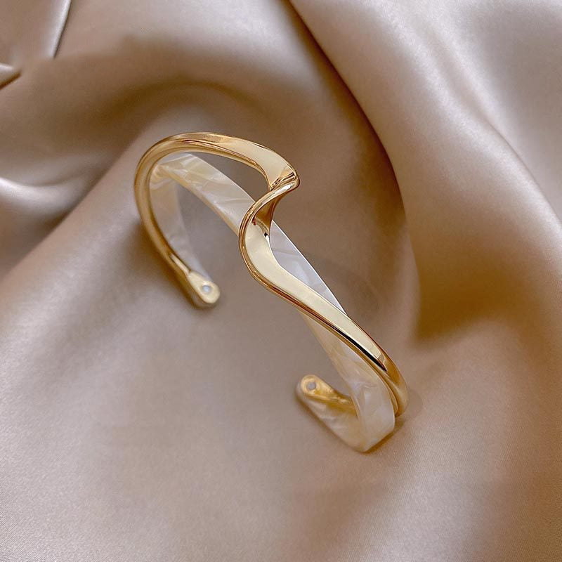 Ophelia – Elegantes Goldarmband mit Weißem Opal