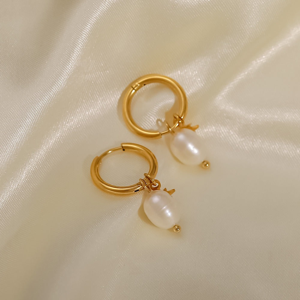 Silke – Ohrringe Stern und Süße Wasserperle Golden