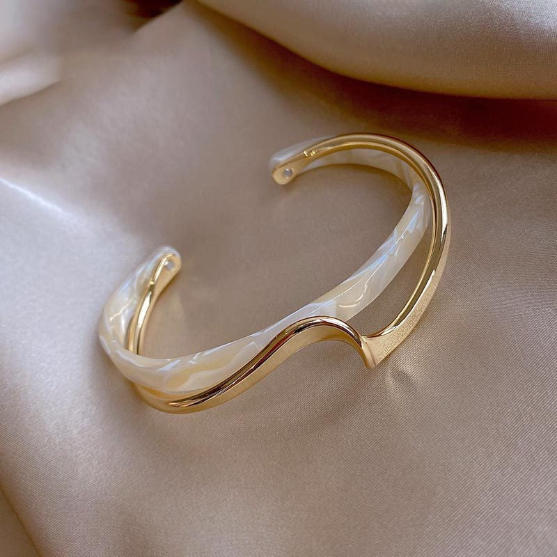 Ophelia – Elegantes Goldarmband mit Weißem Opal