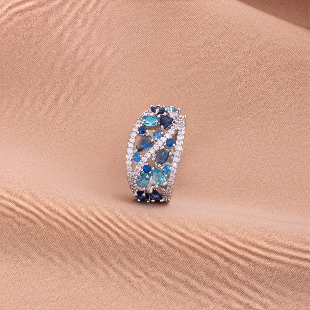 Julie – Vintage-Ring mit blauem Zirkon und goldenem Detail