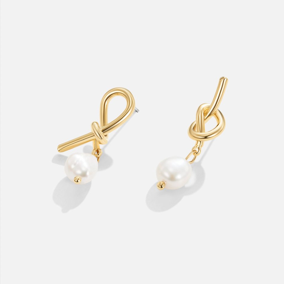 Evelina – Ohrringe Goldknoten und Süßwasserperlen
