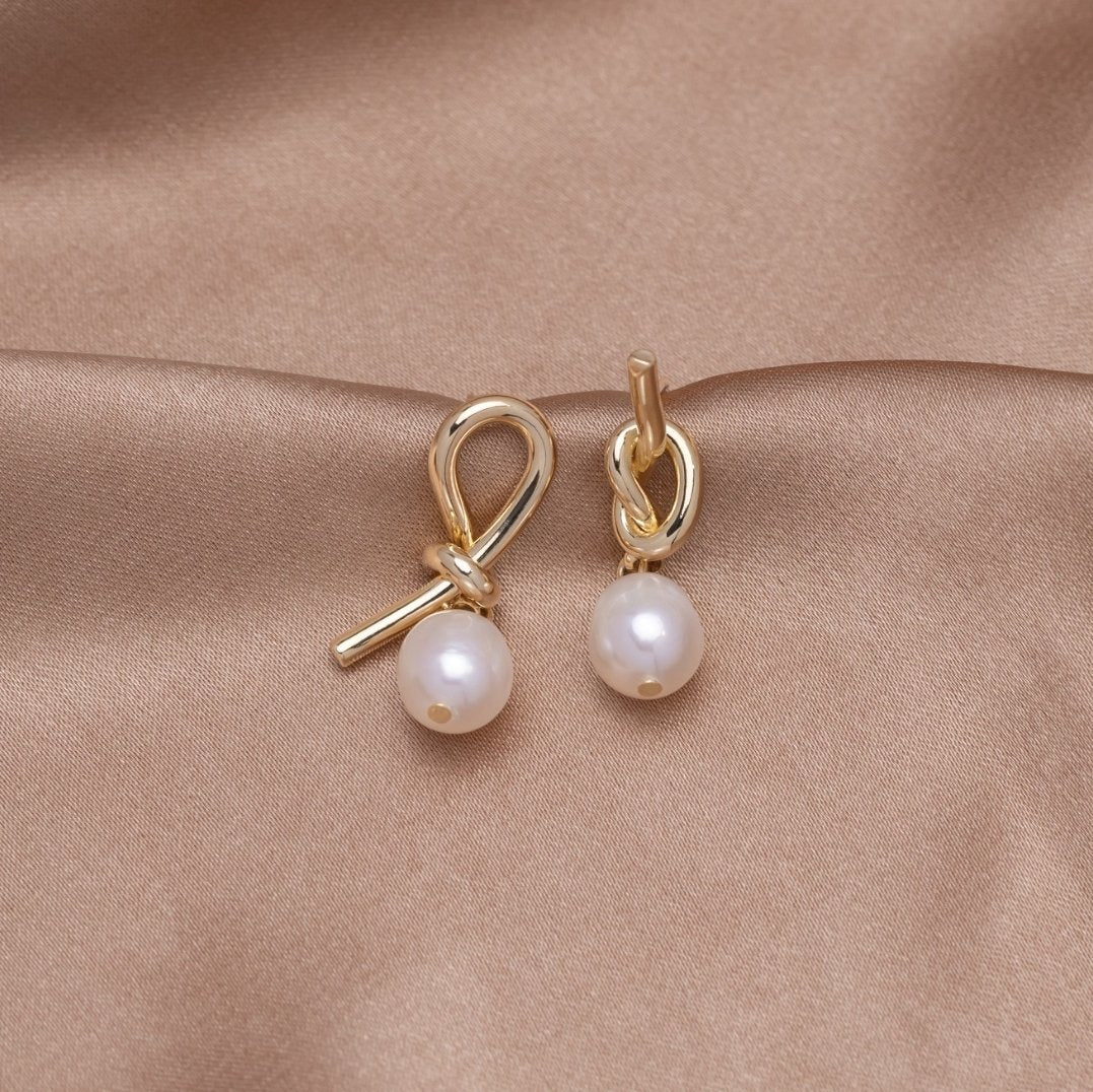 Evelina – Ohrringe Goldknoten und Süßwasserperlen