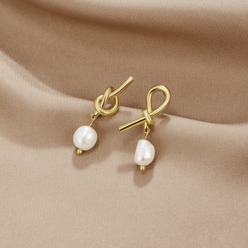 Evelina – Ohrringe Goldknoten und Süßwasserperlen