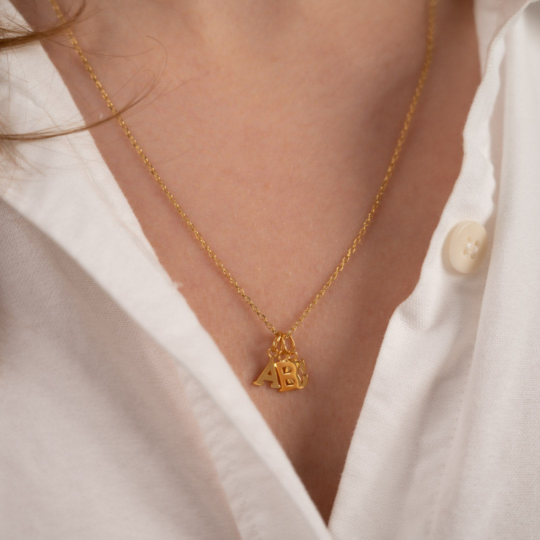 Sabrina - Buchstabe Goldanhänger