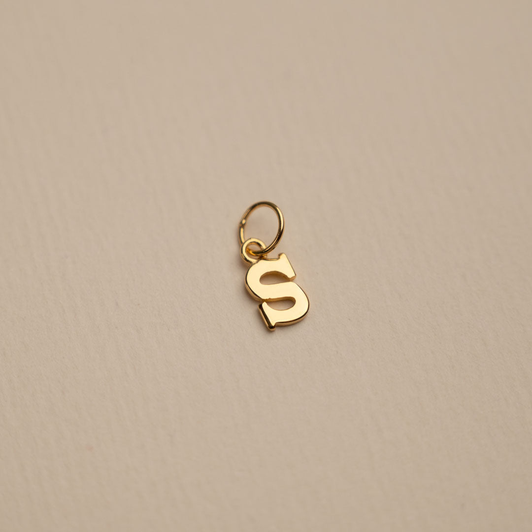 Sabrina - Buchstabe Goldanhänger