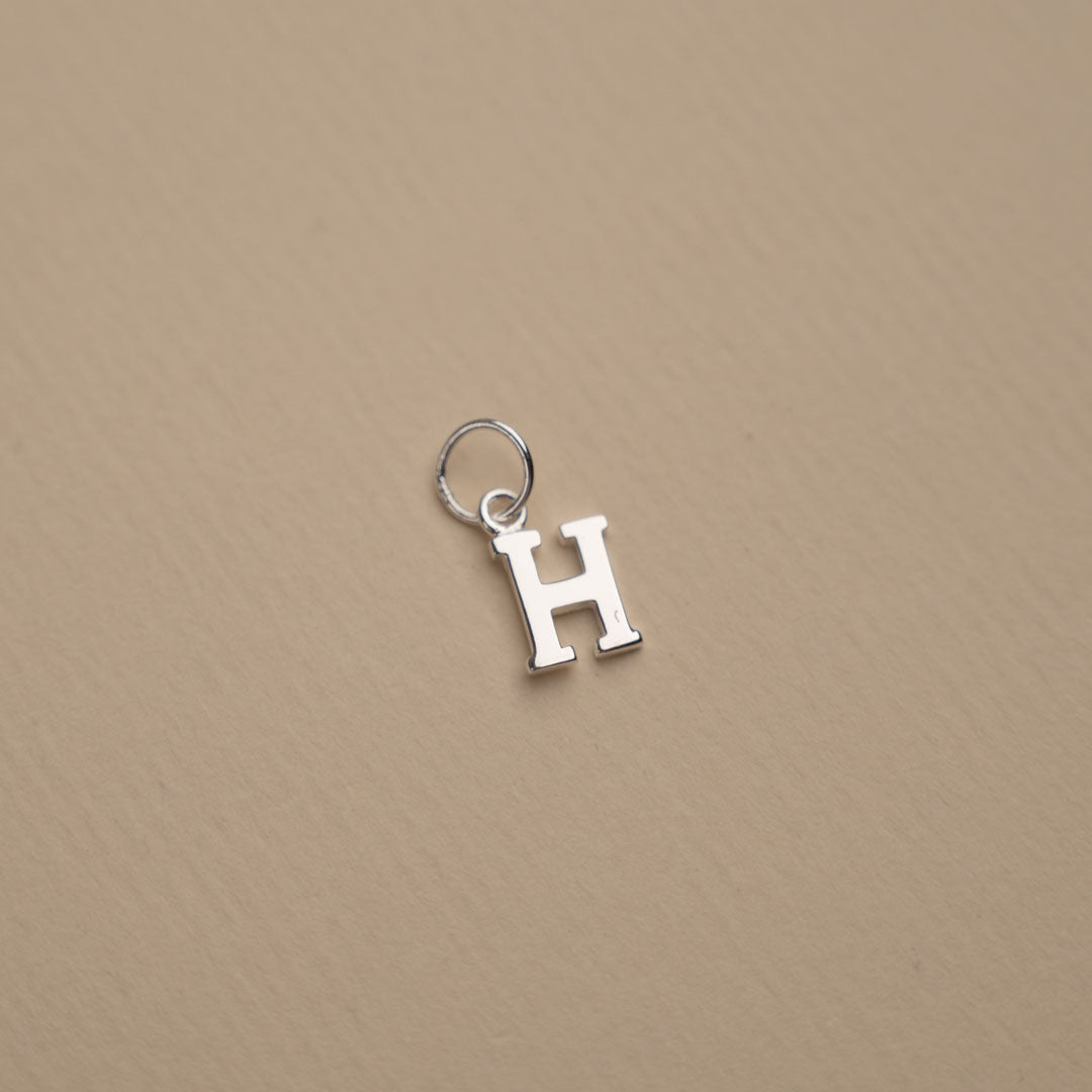 Nadia - Buchstabe Silberanhänger