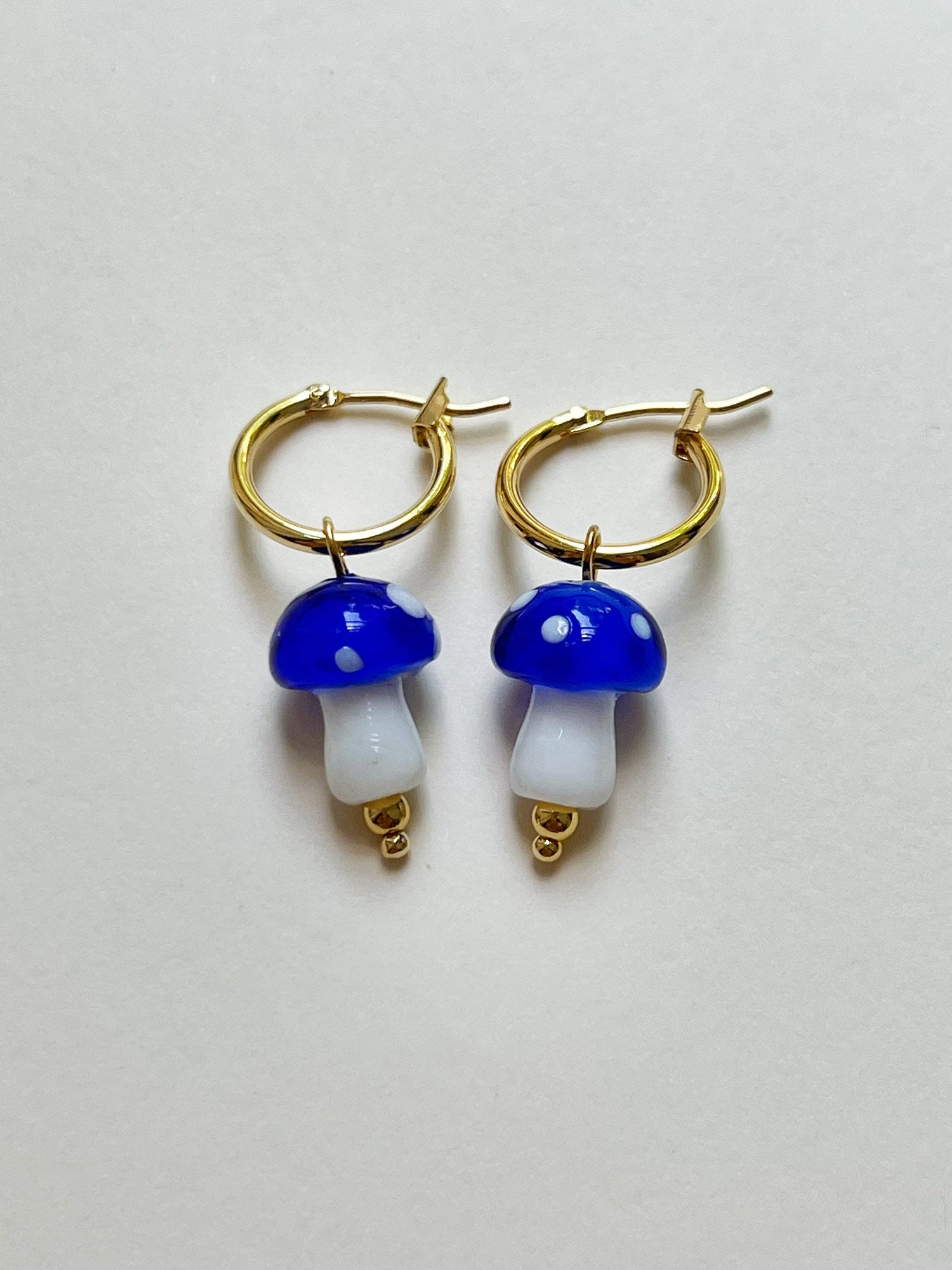 Kira - Blauer Pilz Creolen Ohrring