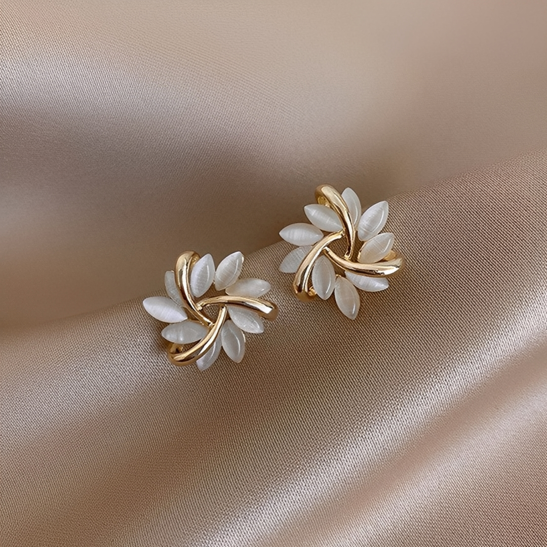 Elisse – Zeitlose Ohrringe Gold & Weißer Opal