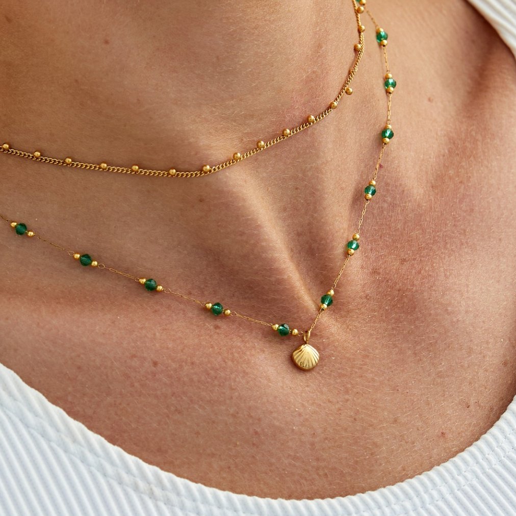 Nerissa – Goldkette Muschel und Grüne Perlen