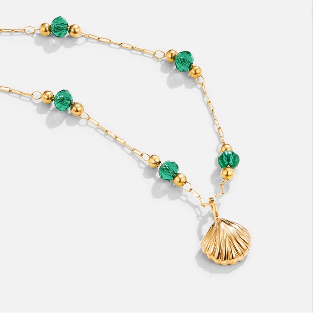 Nerissa – Goldkette Muschel und Grüne Perlen