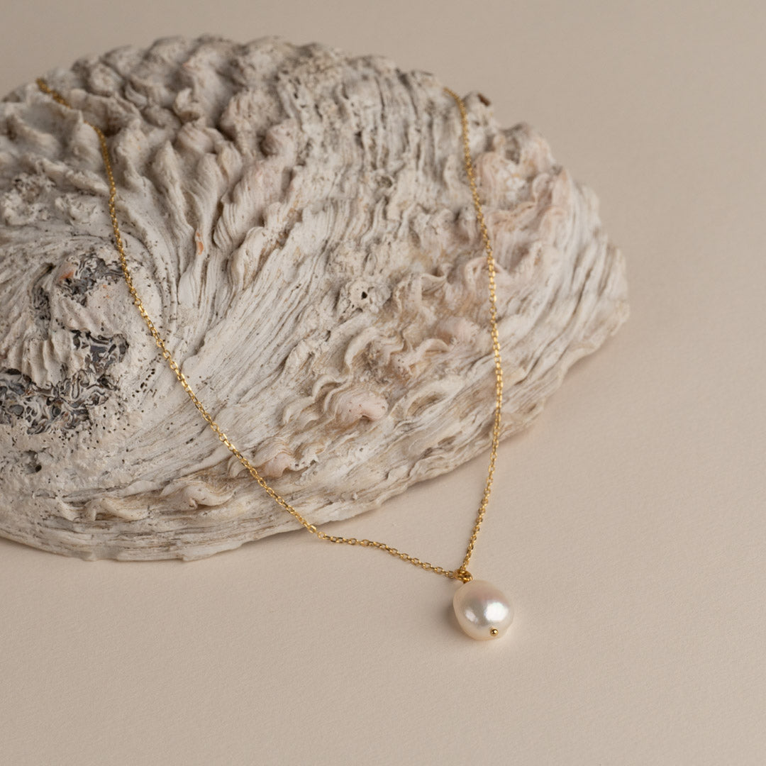 Goldene Perlenkette - Schillernder Perlen-Anhänger