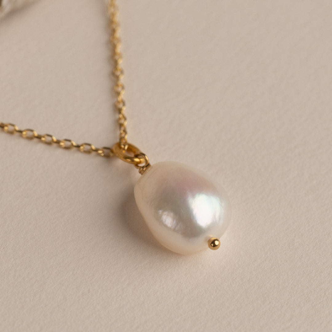 Goldene Perlenkette - Schillernder Perlen-Anhänger