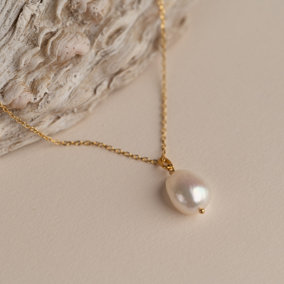 Goldene Perlenkette - Schillernder Perlen-Anhänger