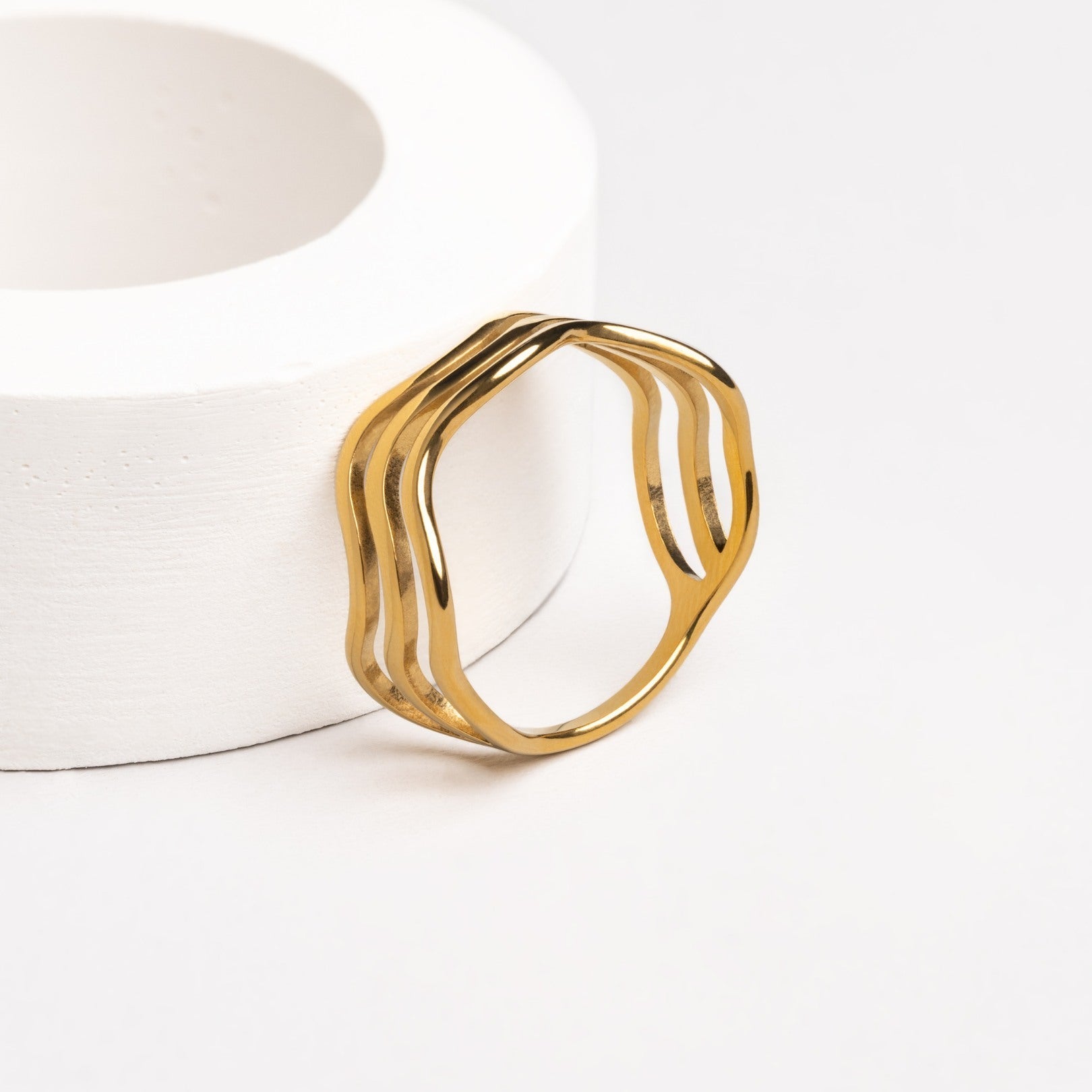 Mona – Goldener Ring mit Wellendesign