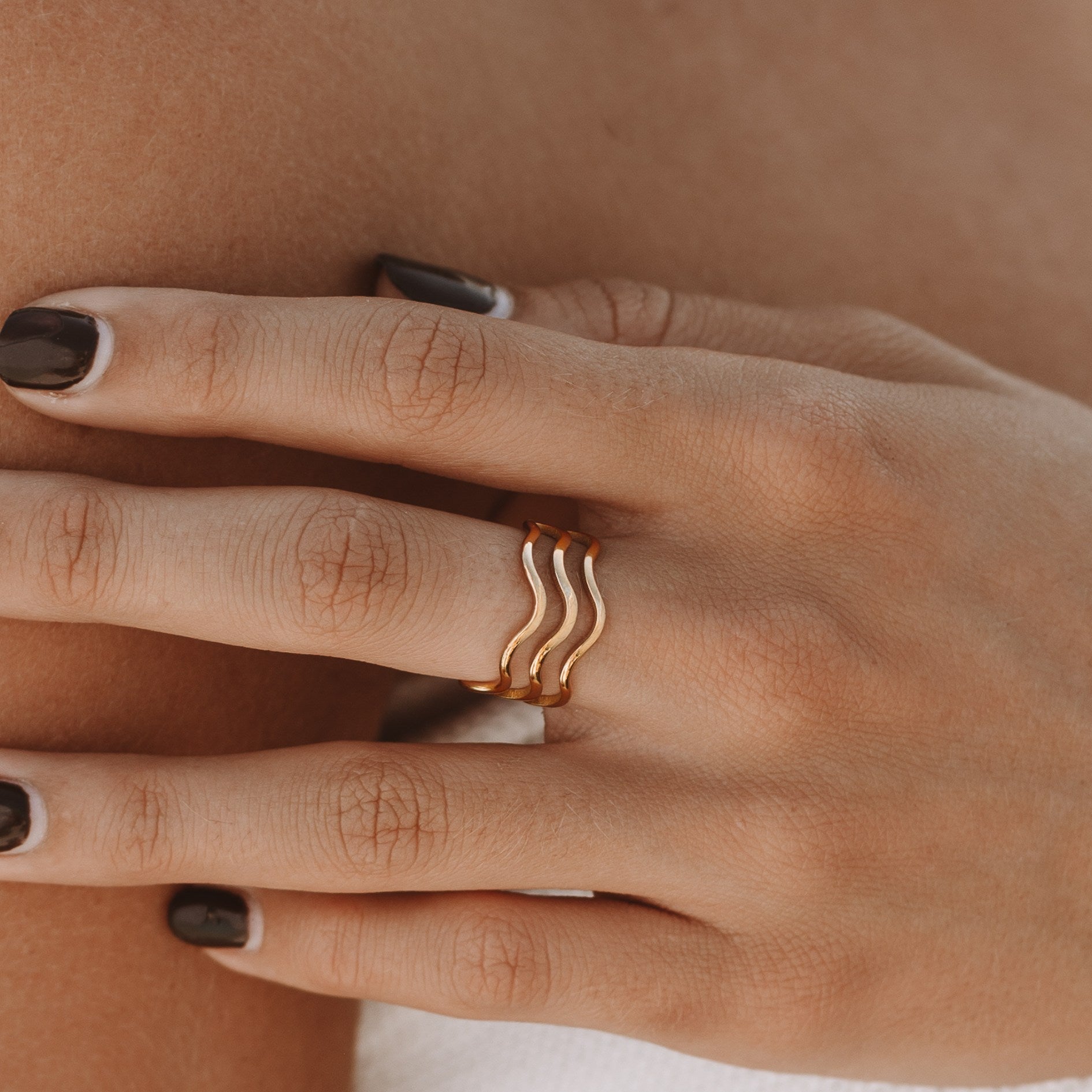 Mona – Goldener Ring mit Wellendesign