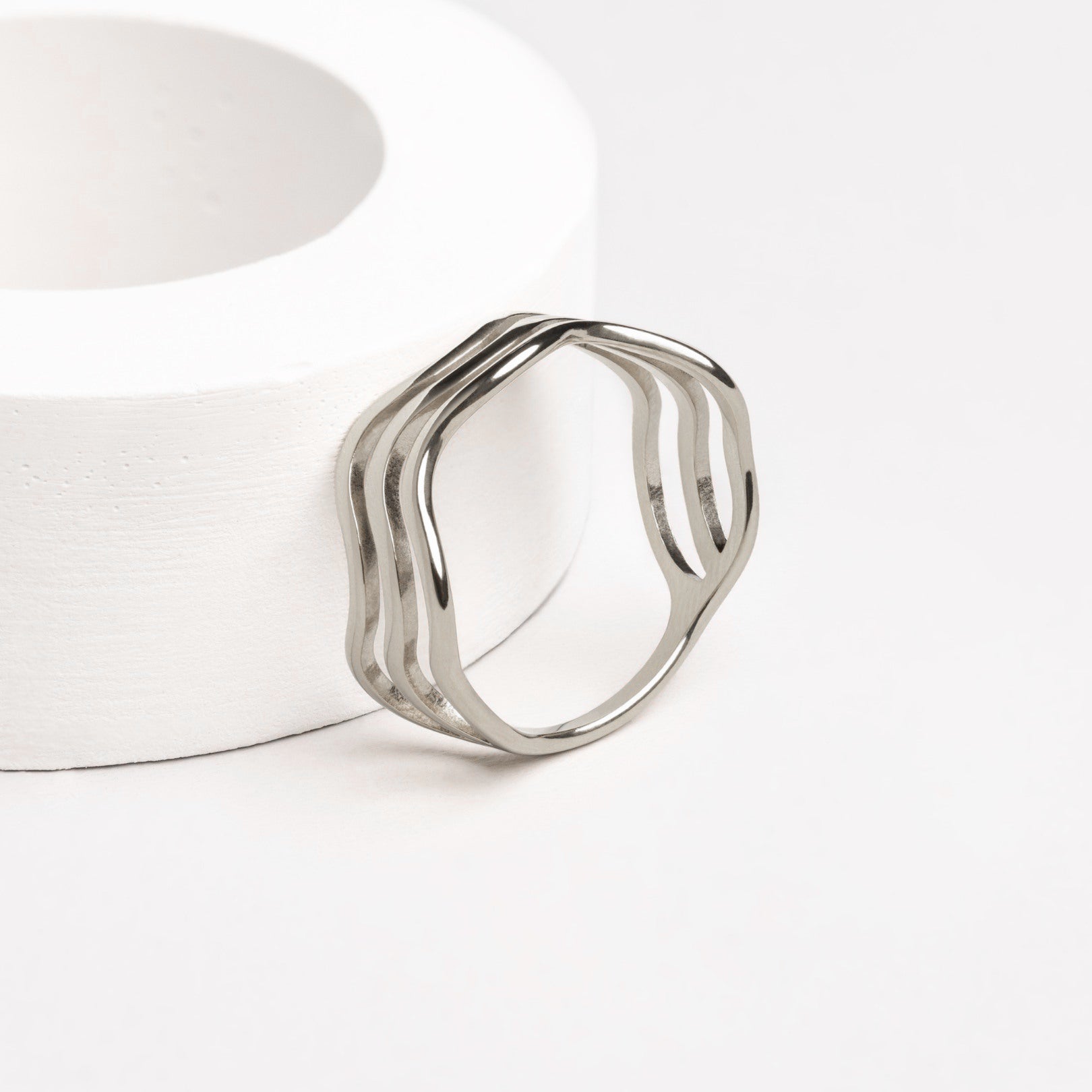 Mona – Goldener Ring mit Wellendesign