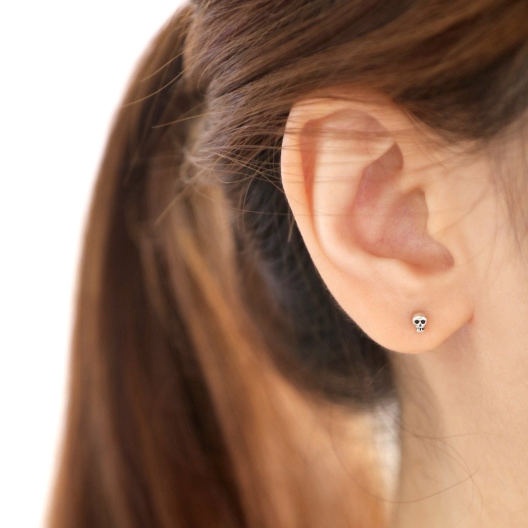 Reem - Kleine Totenkopf-Ohrstecker