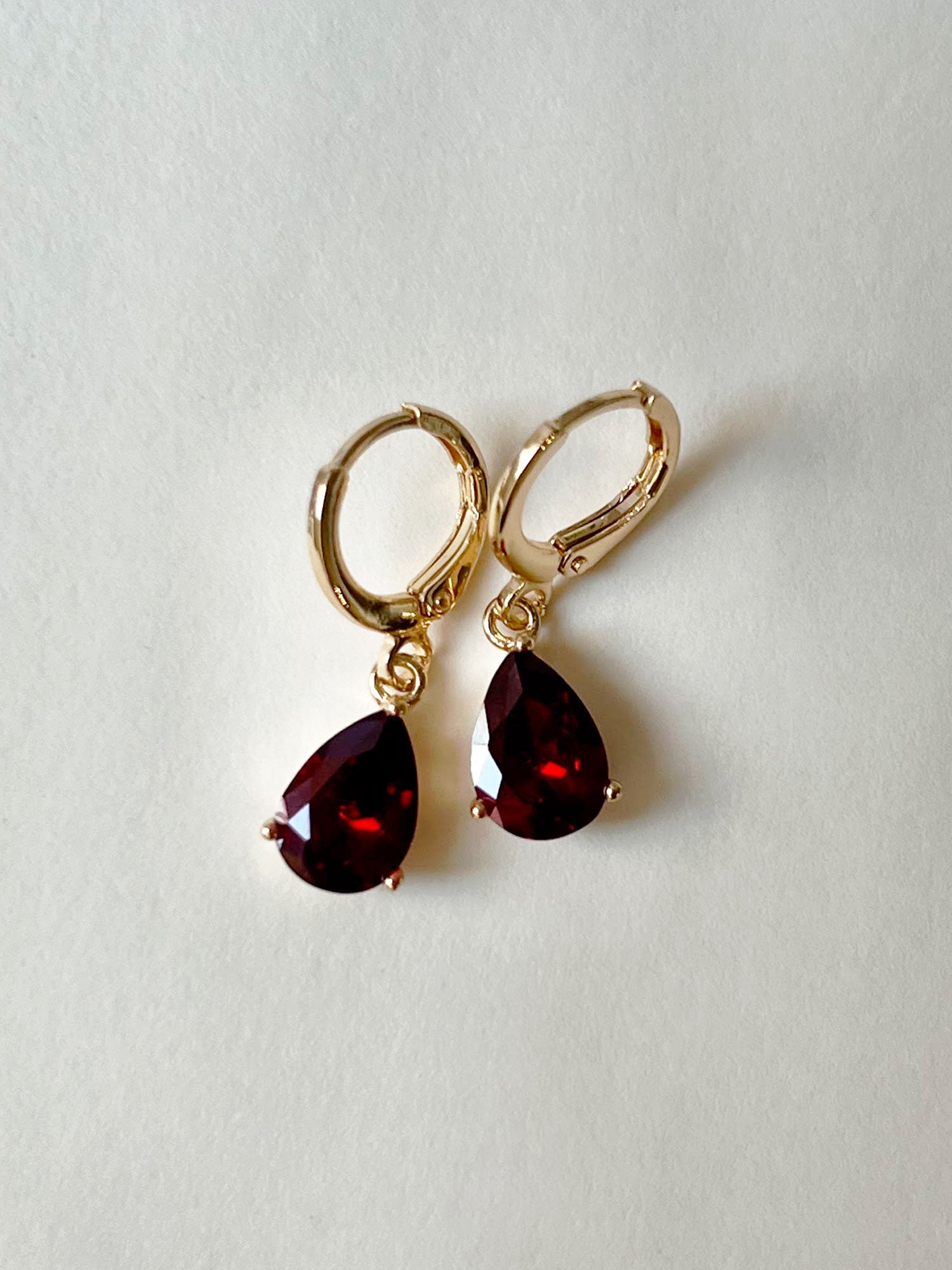 Rubinrote Teardrop Edelstein-Huggies