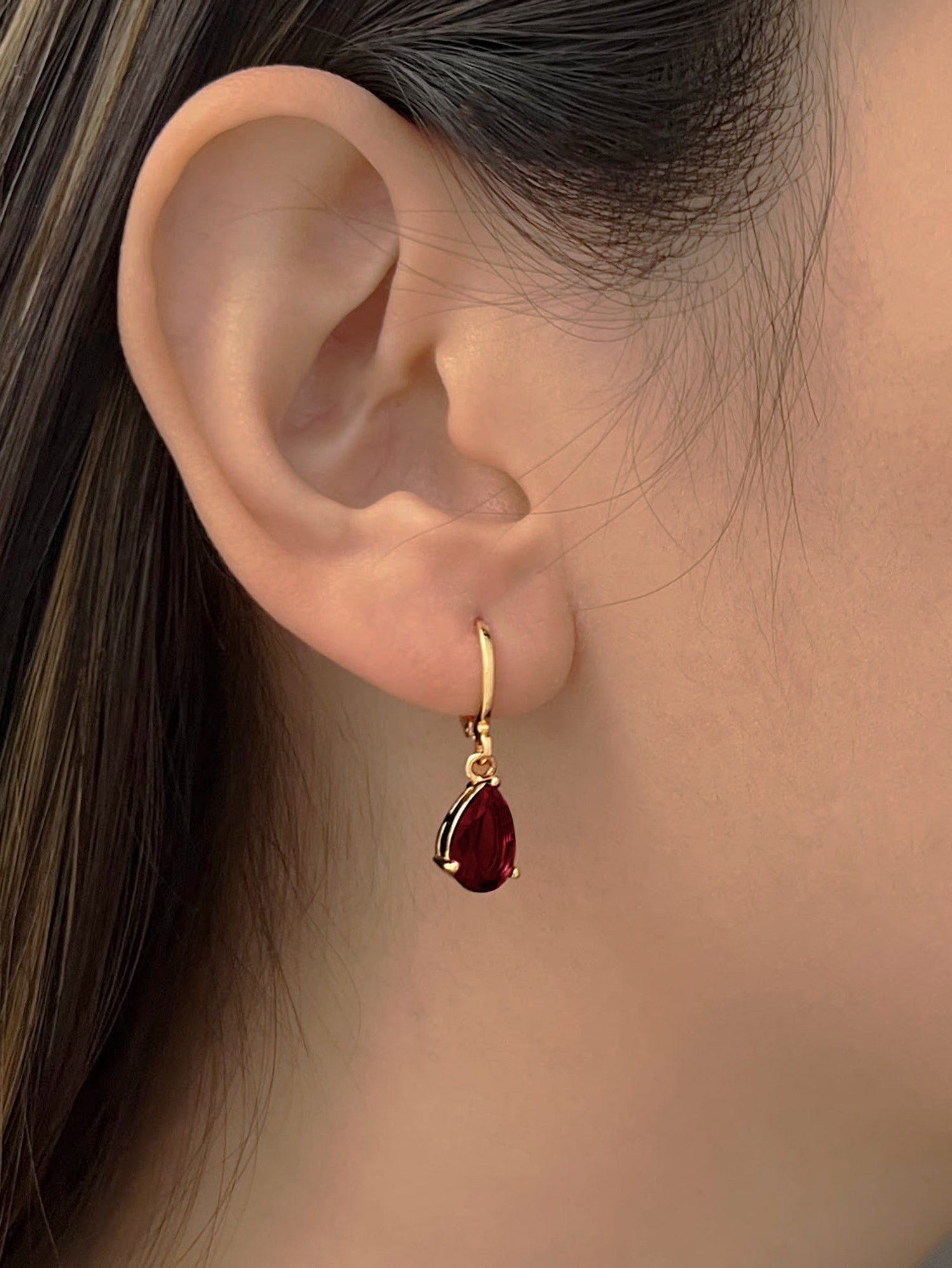 Rubinrote Teardrop Edelstein-Huggies