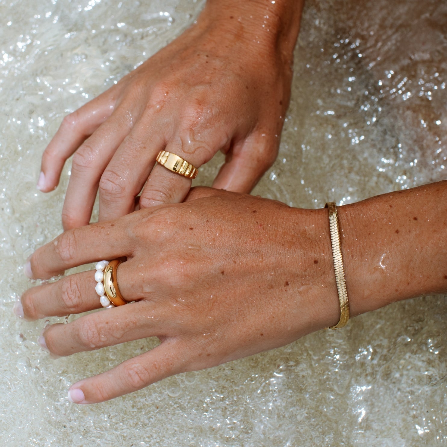 Kauai – Herringbone Goldenes Wasserfestes Armband