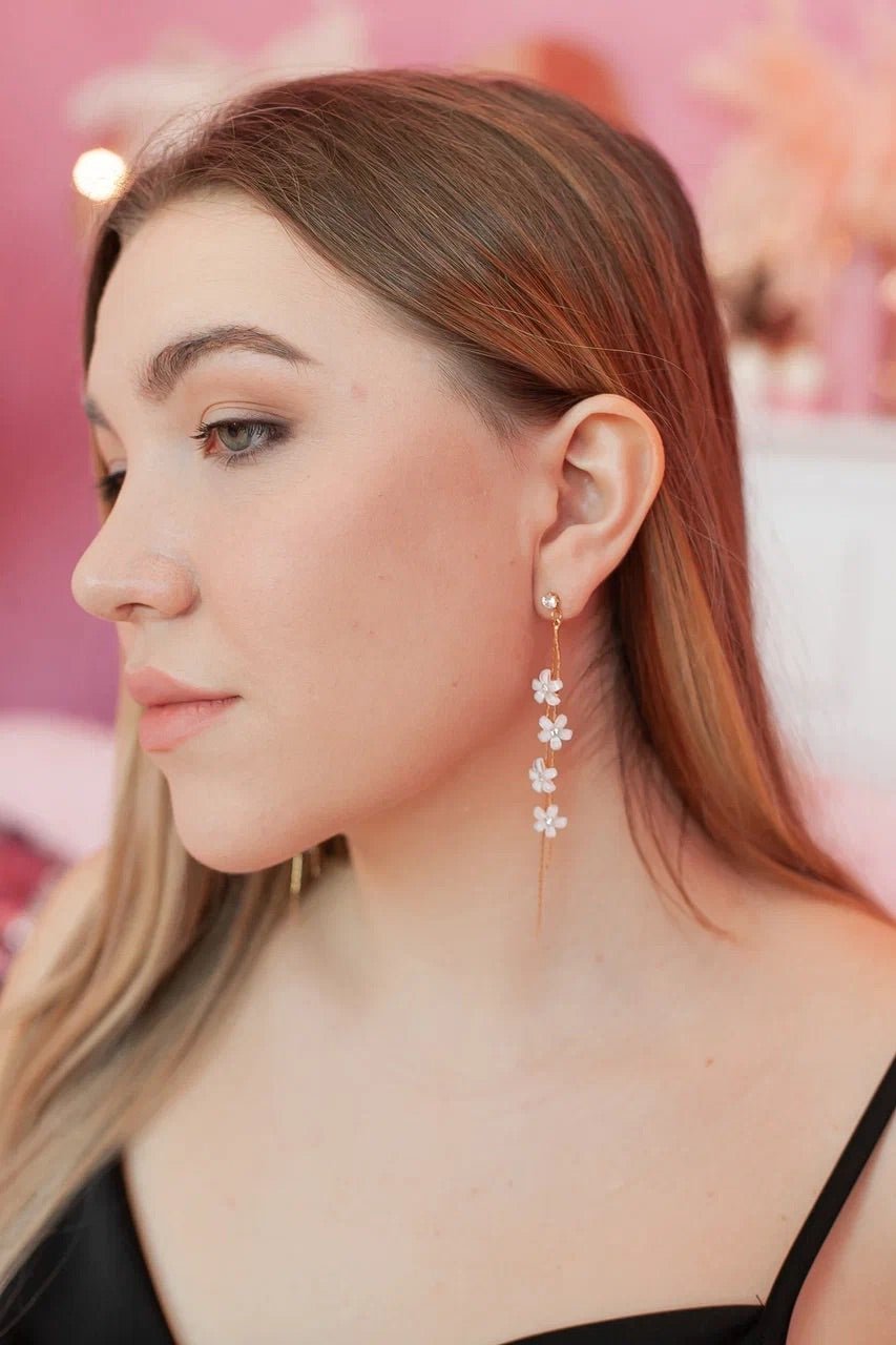 Weiße Blumen Goldene Fäden Ohrringe