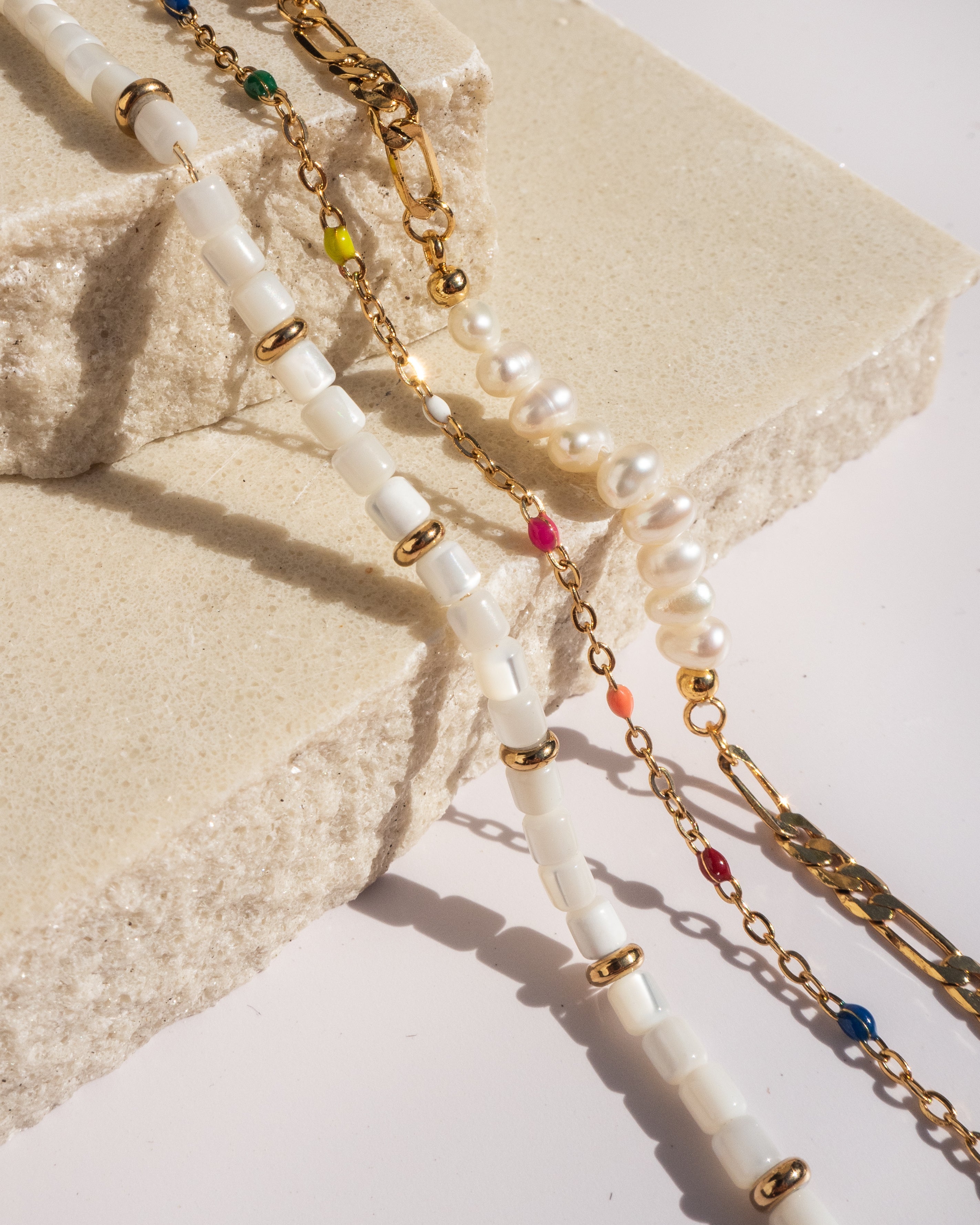 Alba - Regenbogen und Gold Halsband