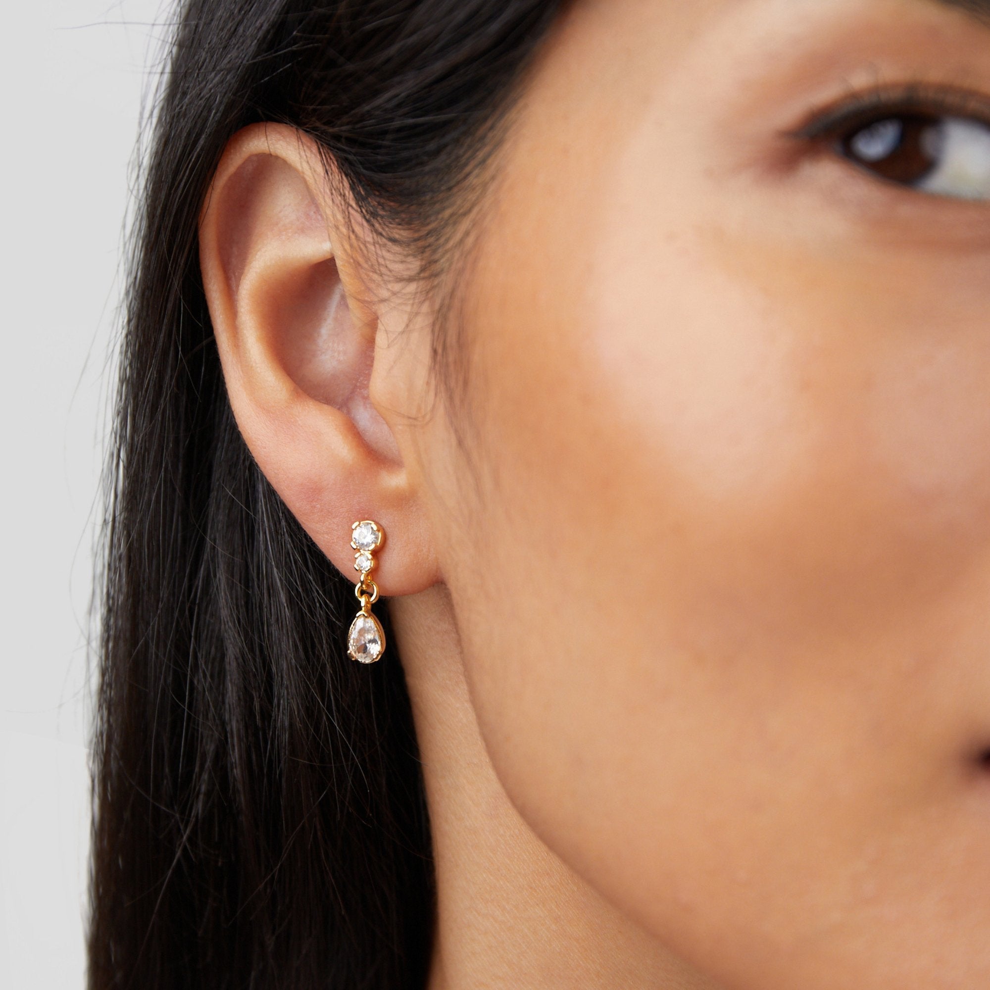 Yarina - Tropfenförmige Kristallohrringe