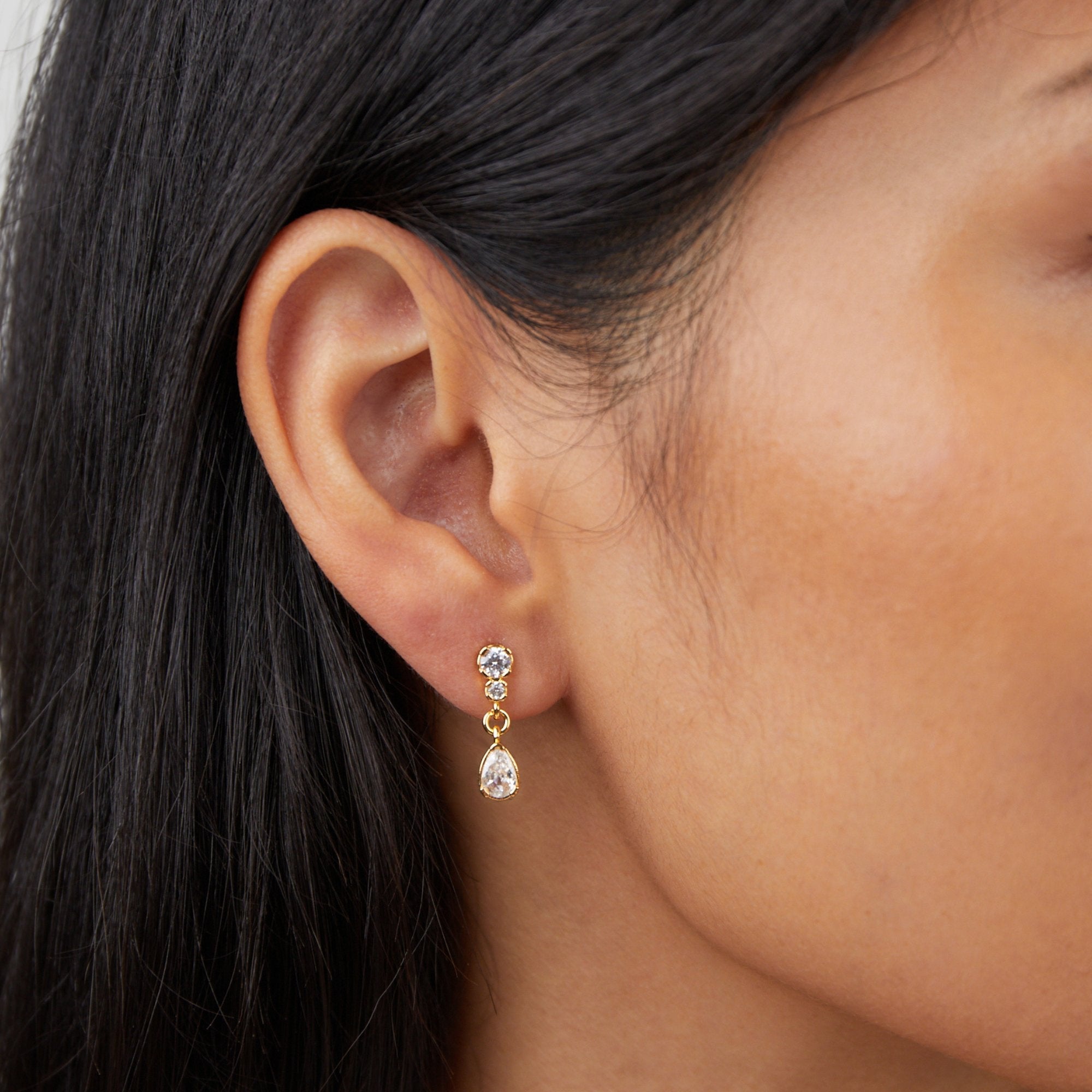 Yarina - Tropfenförmige Kristallohrringe