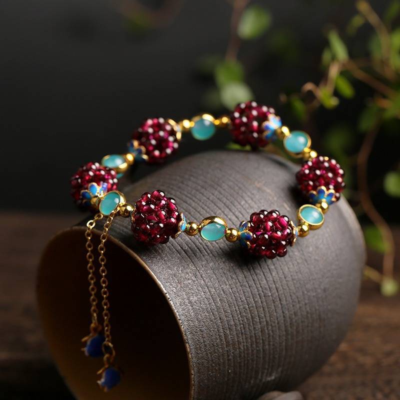 Maelis – Armband aus Natursteinen Typ Beeren