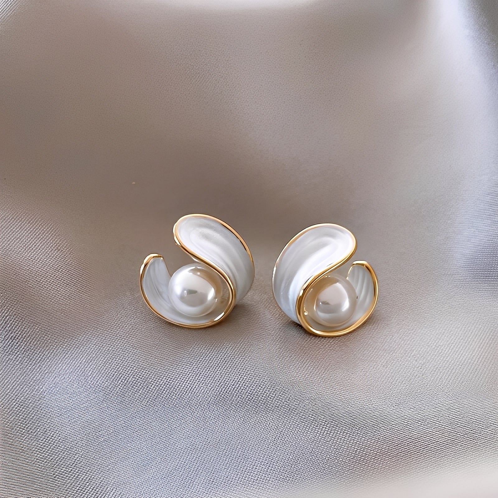 Maku – Ohrringe aus Weißem Opal und Goldenen Perlen