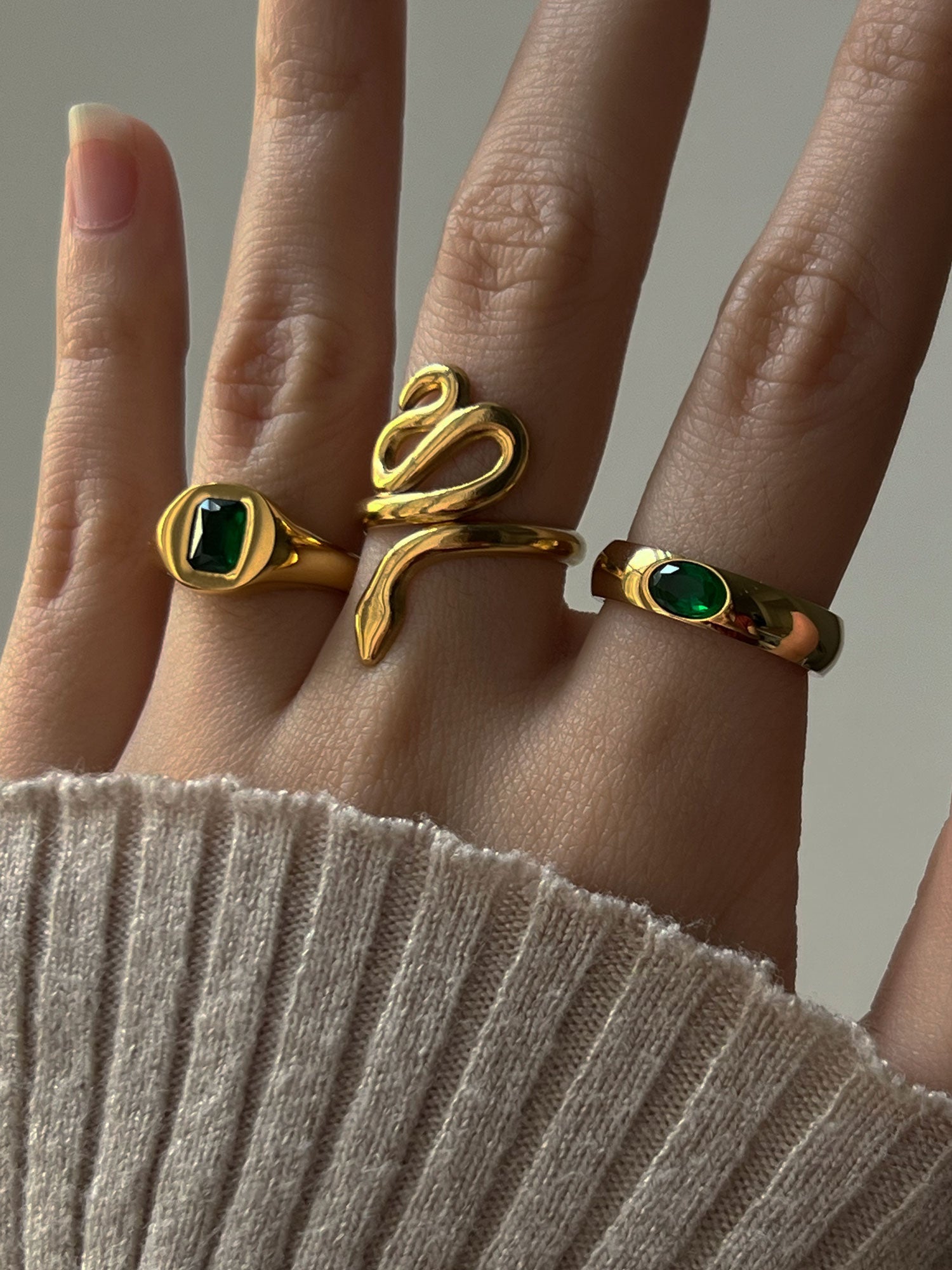 Goldring mit Smaragd-besetztem Edelstein