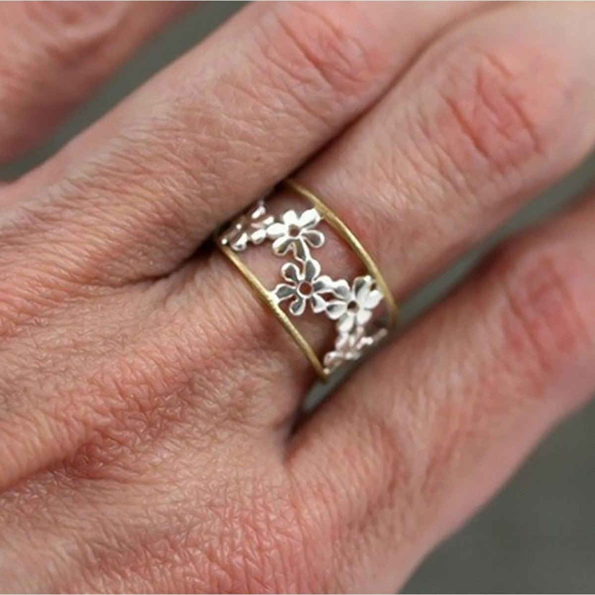 Merina – Asymmetrischer Gänseblümchen-Ring
