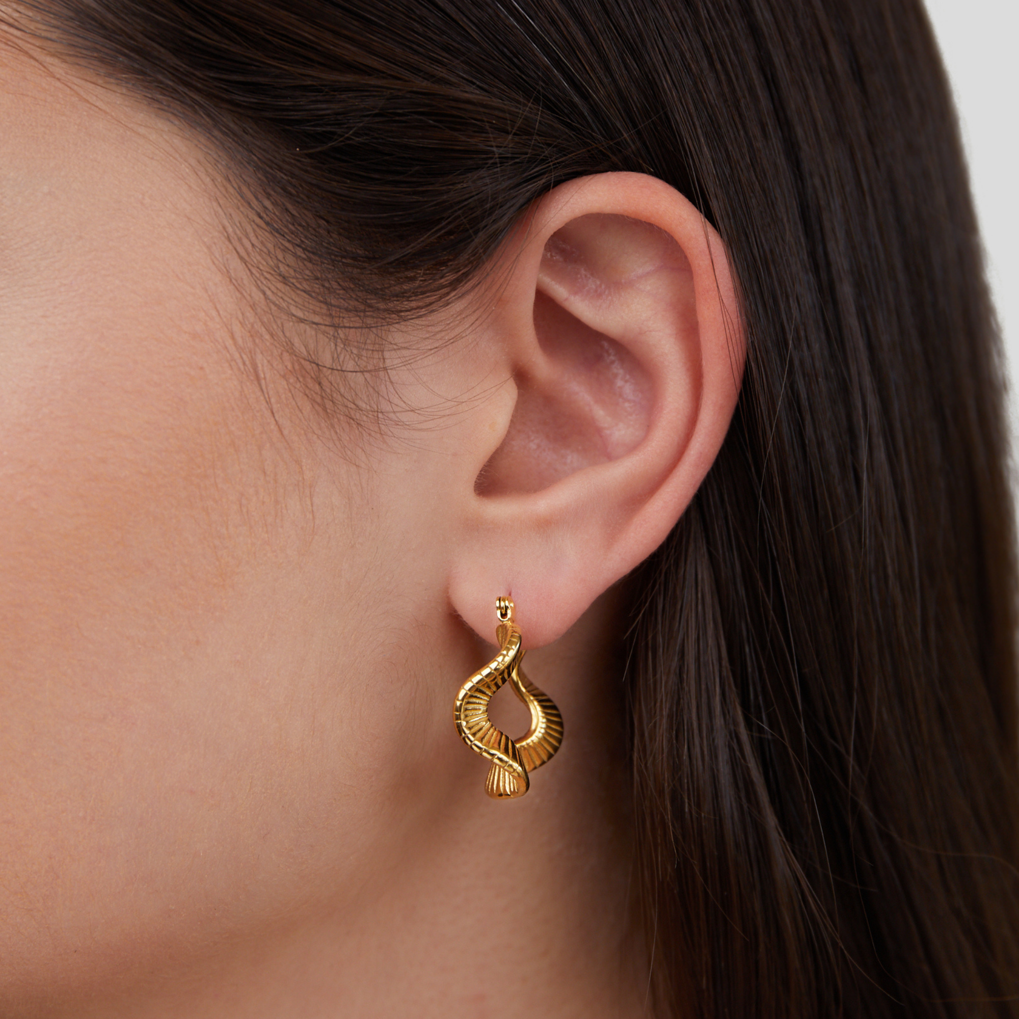 Anja – Goldene Kreolen mit gewelltem Design