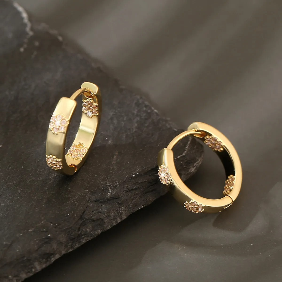 Maribelle – Vintage Goldene Blumen Hoop-Ohrringe
