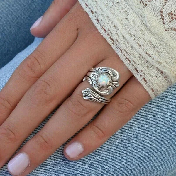 Maelle – Verstellbarer Löffelring mit weißem Opal