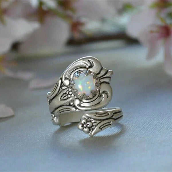 Maelle – Verstellbarer Löffelring mit weißem Opal