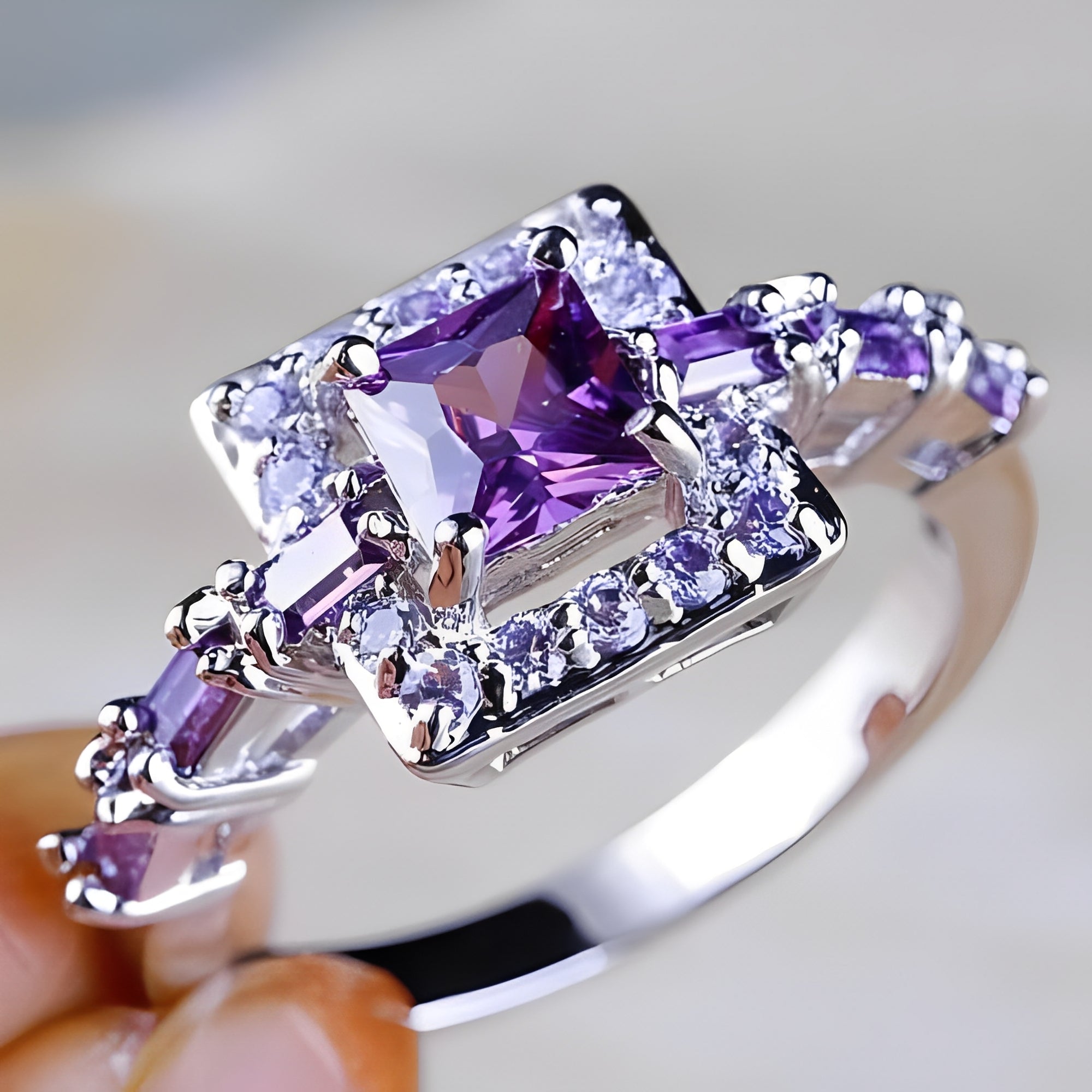Lyra – Quadratischer Ring aus Amethyst Kristall