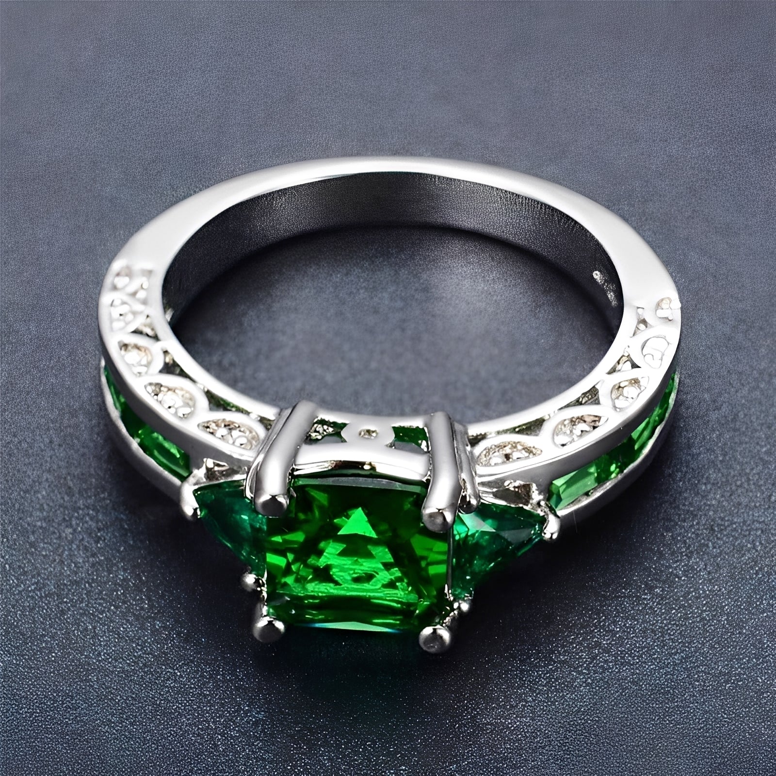 Manon – Feiner Ring Weiß Gold Emerald