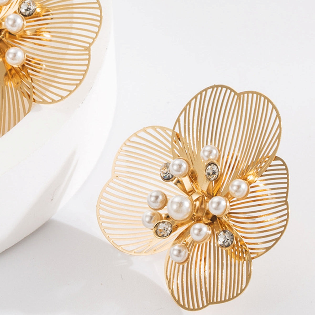 Jane – Ohrringe mit Gravierten Blumen und Perle