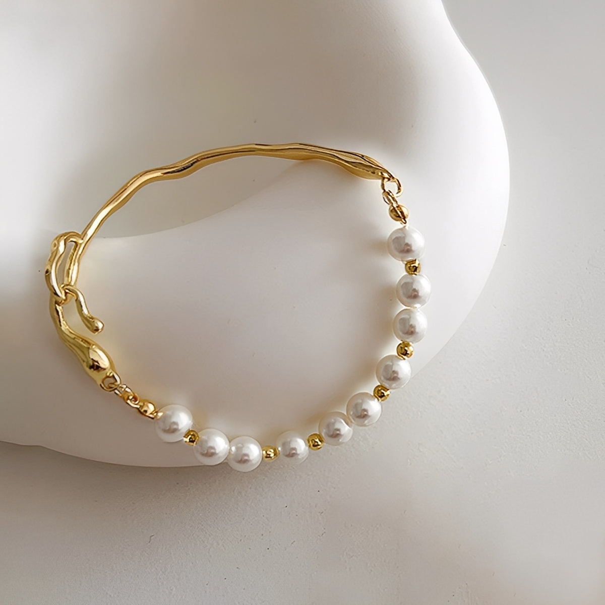 Maelis – Armband Metallisch mit Unregelmäßigen Perlen