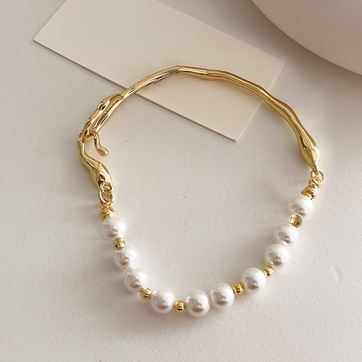 Maelis – Armband Metallisch mit Unregelmäßigen Perlen