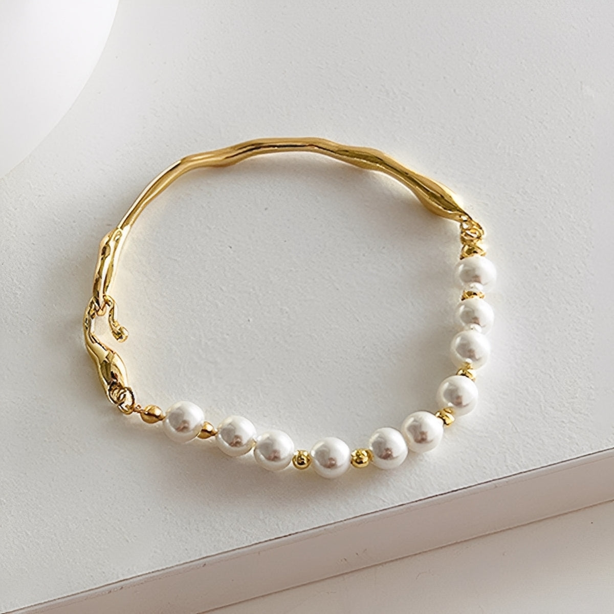 Maelis – Armband Metallisch mit Unregelmäßigen Perlen