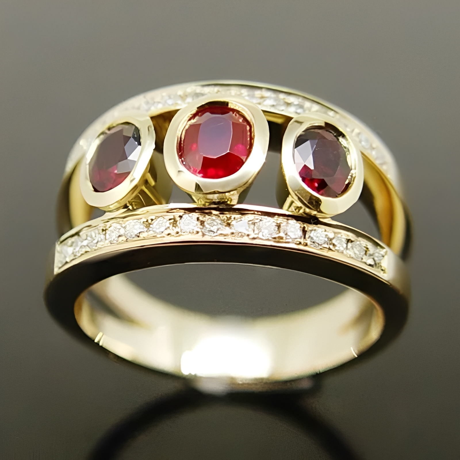 Irene – Vintage-Goldring mit rotem Zirkonia